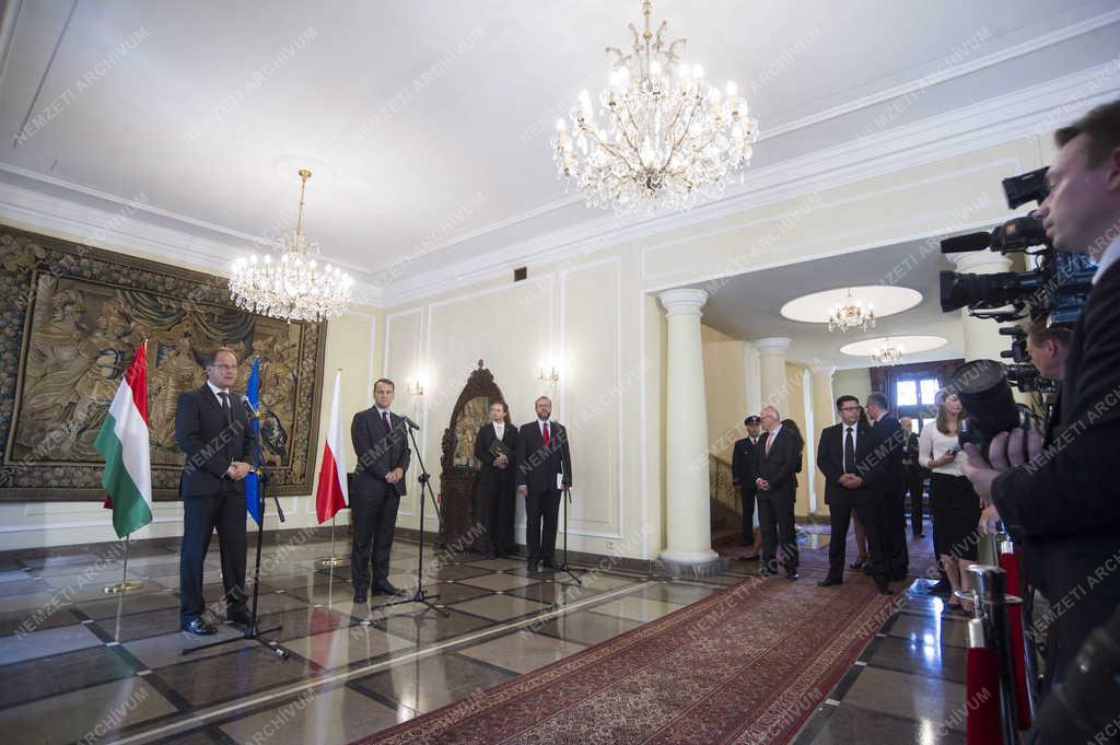Navracsics Tibor Varsóban
