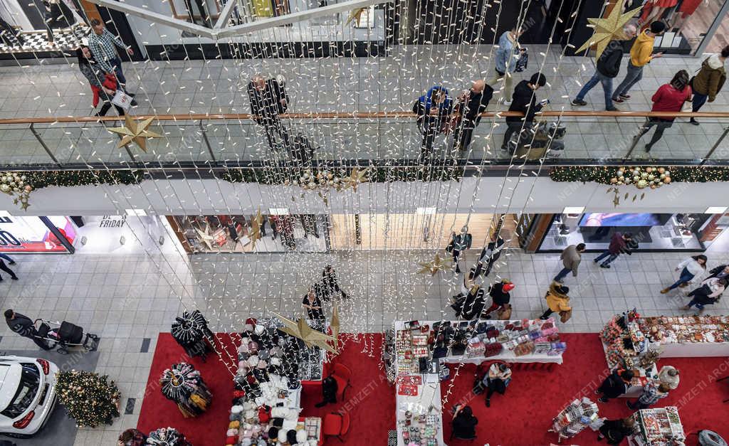 Kereskedelem - Debrecen - Karácsonyi vásár a Fórum bevásárló központban 