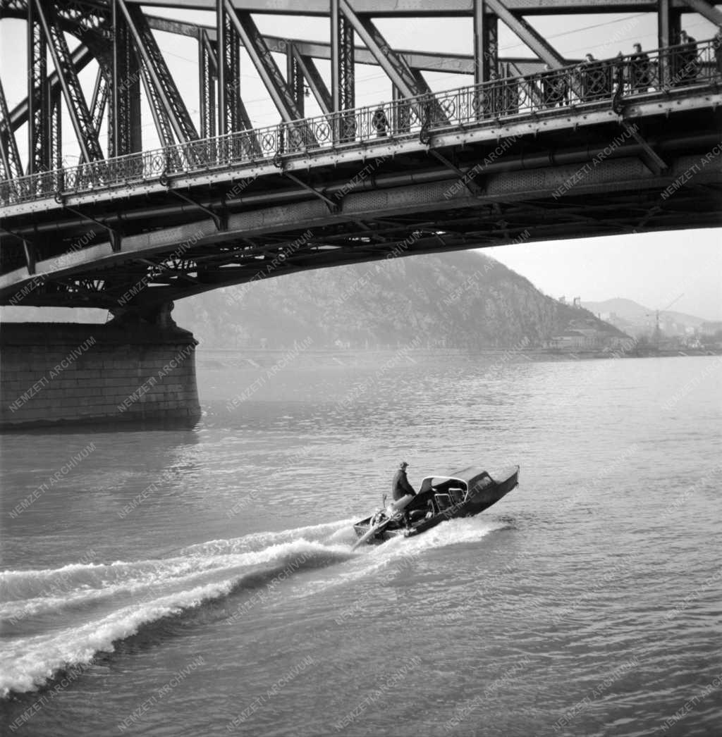 Városkép - Motorcsónak a Szabadság hídnál