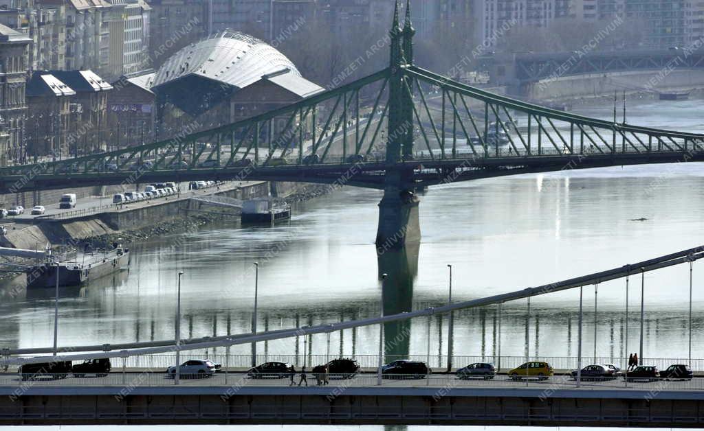 Városkép - Budapest - Erzsébet híd autóforgalma a dunai látképen