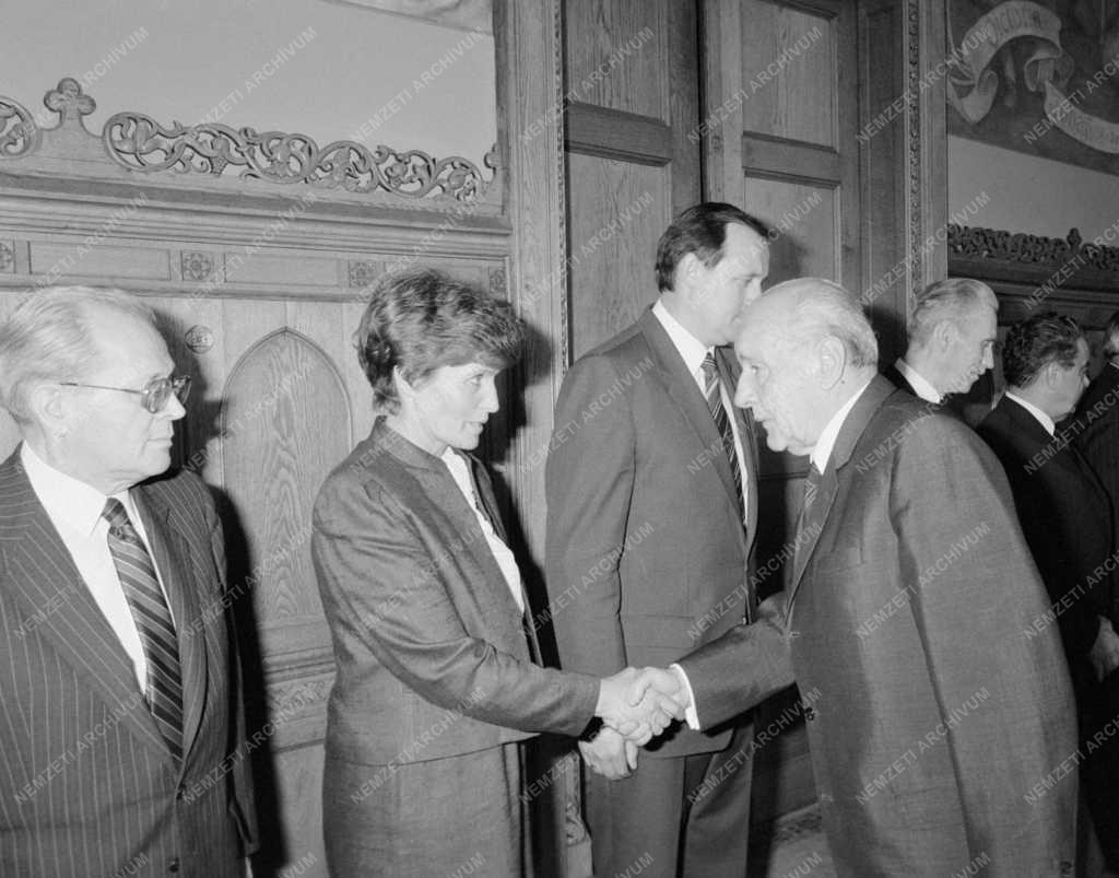 Belpolitika - A Minisztertanács tagjainak kinevezése