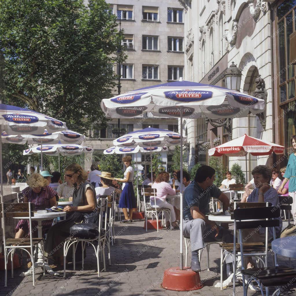 Városkép - Életkép - Budapest - Vörösmarty tér