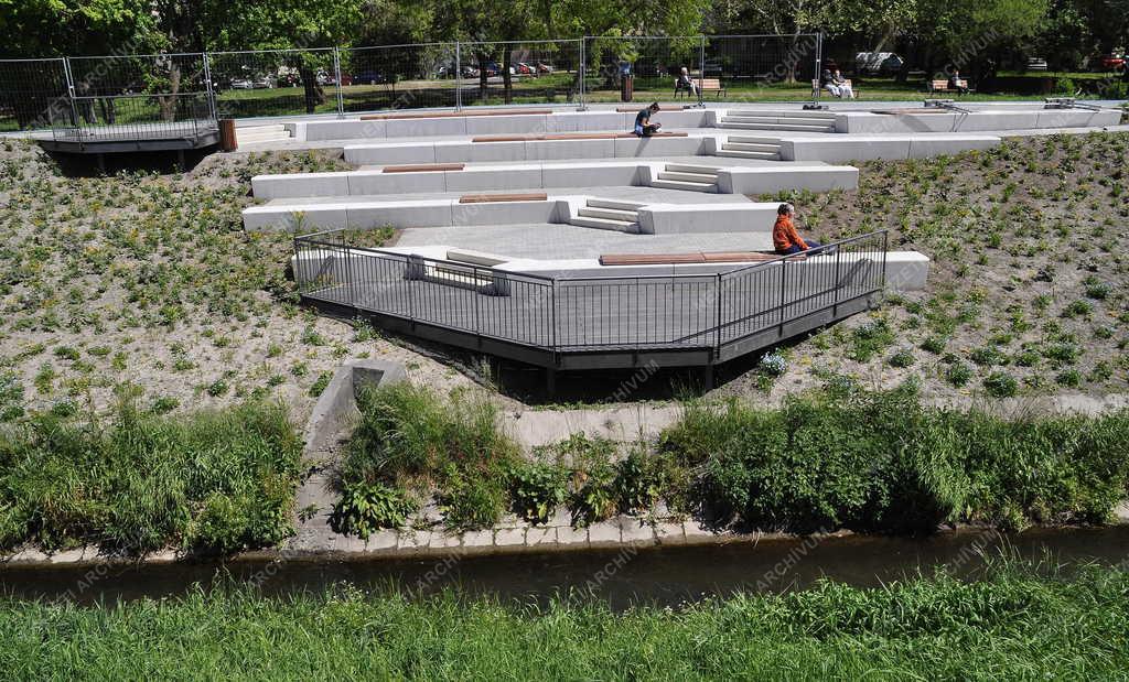 Településfejlesztés - Budapest - Vízparti közösségi tér a Rákos-patak partján