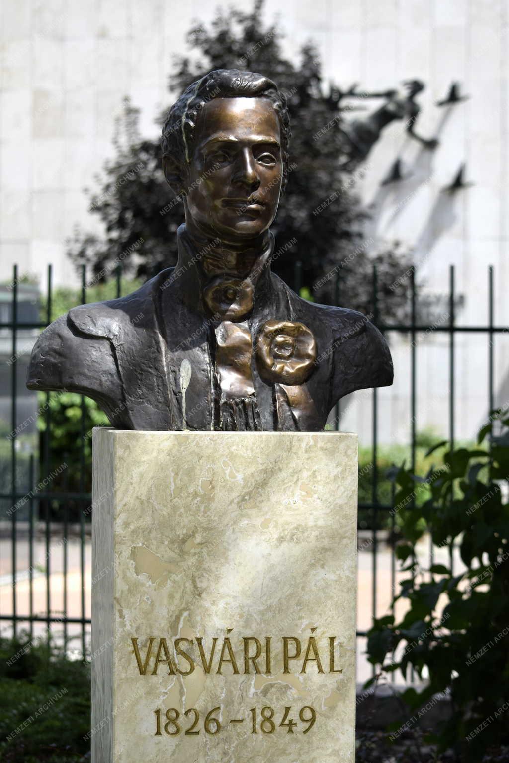 Városkép - Budapest - Nemzeti emlékhely a Múzeumkertben