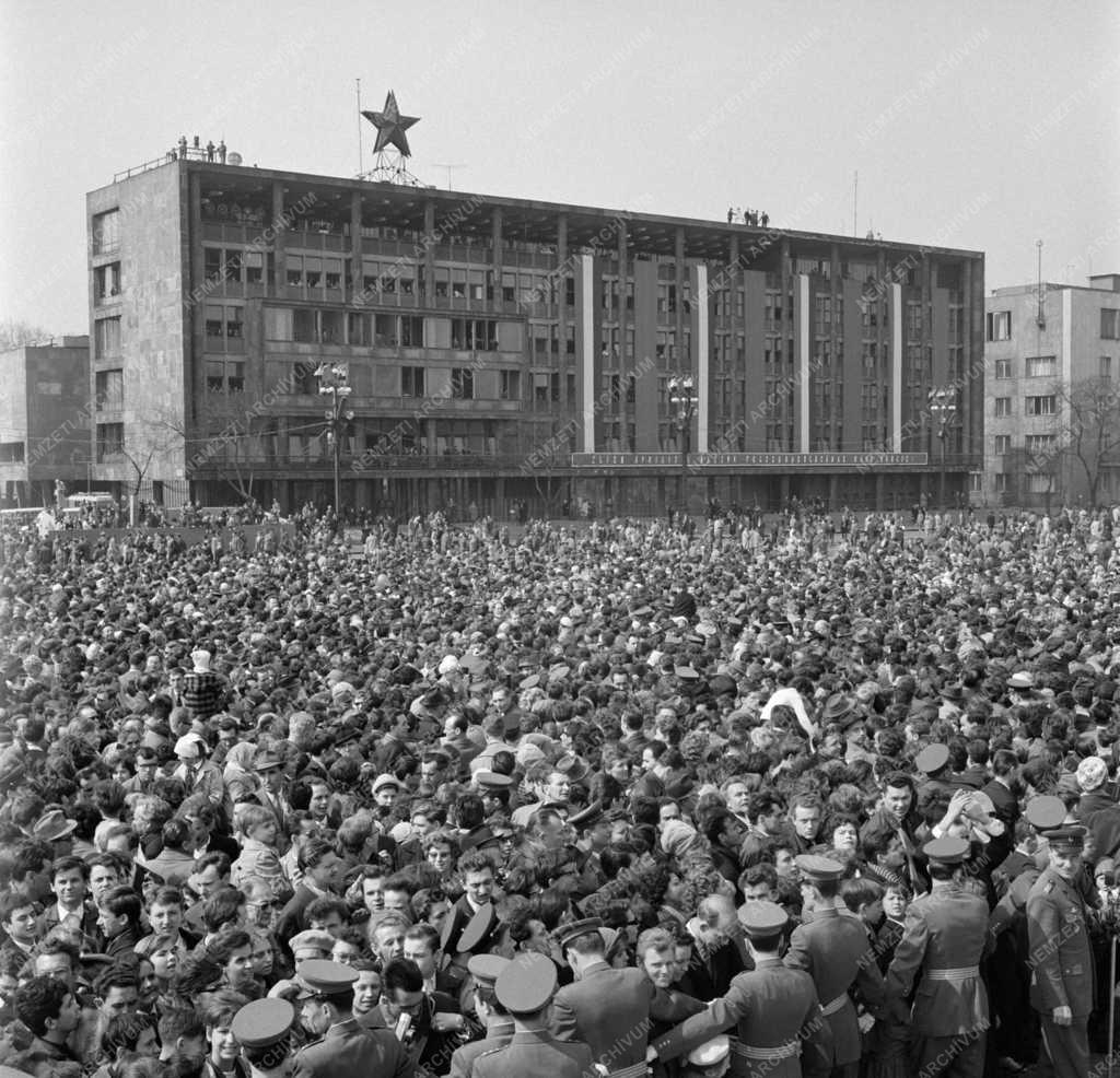 Ünnep - Katonai díszszemle hazánk felszabadulásának 20. évfordulóján