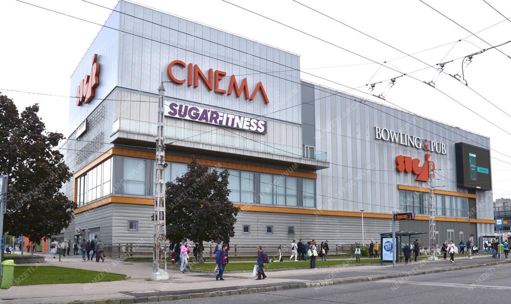 Kereskedelem - Budapest - Sugár Üzletközpont