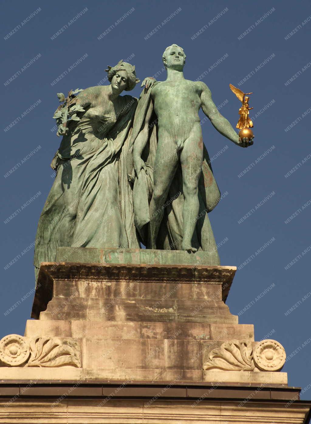 Budapest - Köztéri szobor - Tudás és Dicsőség