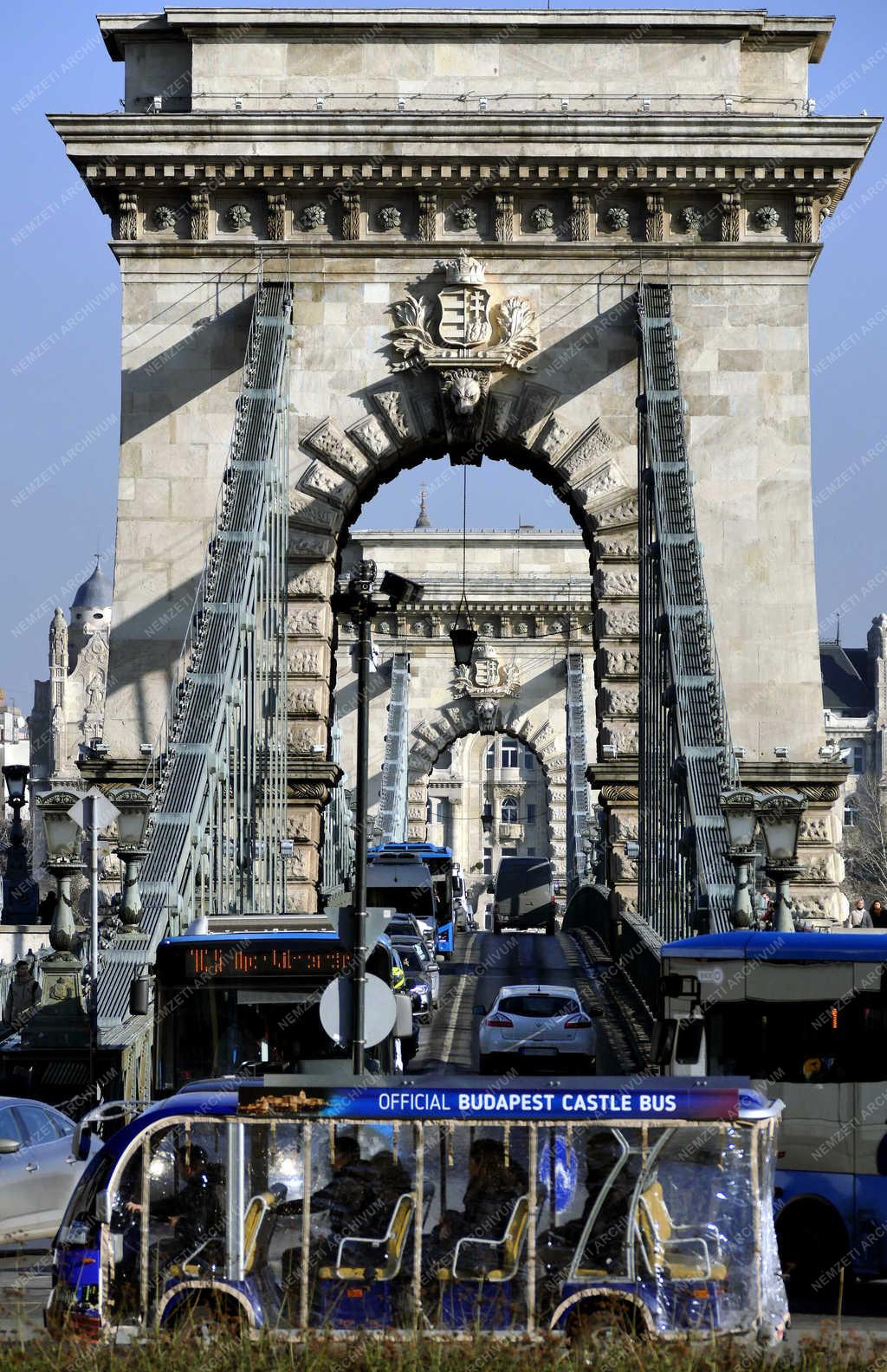 Közlekedés - Budapest - Környezetkímélő turistabusz