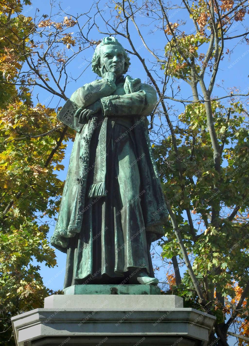 Köztéri szobor - Szeged - Dugonics András