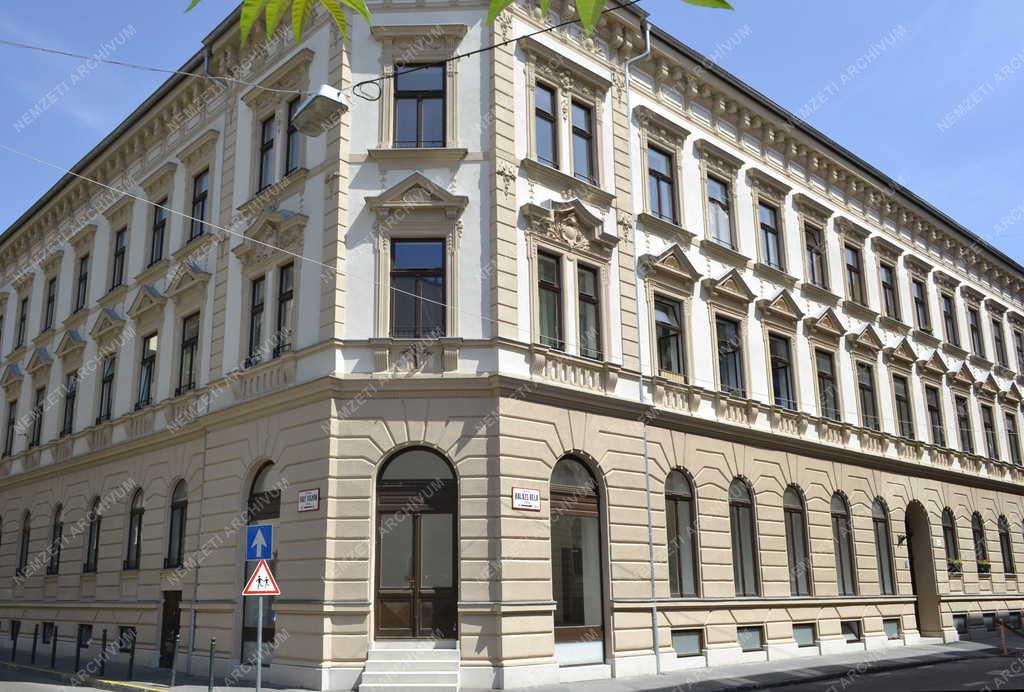 Épület - Budapest - Felújított saroképület