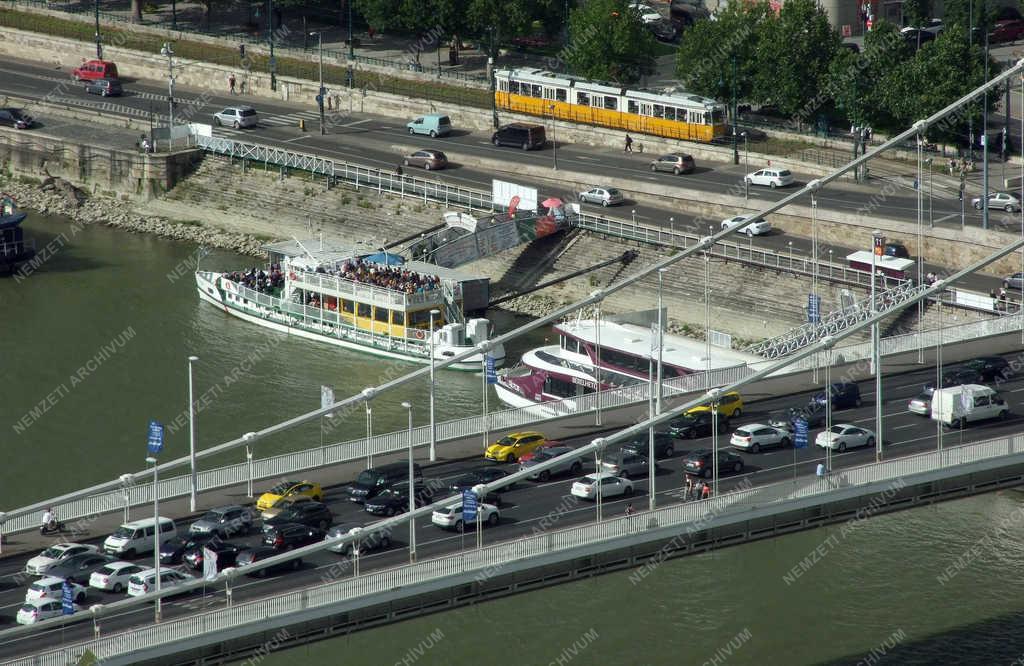 Közlekedés - Budapest - Csúcsforgalom az Erzsébet hídon