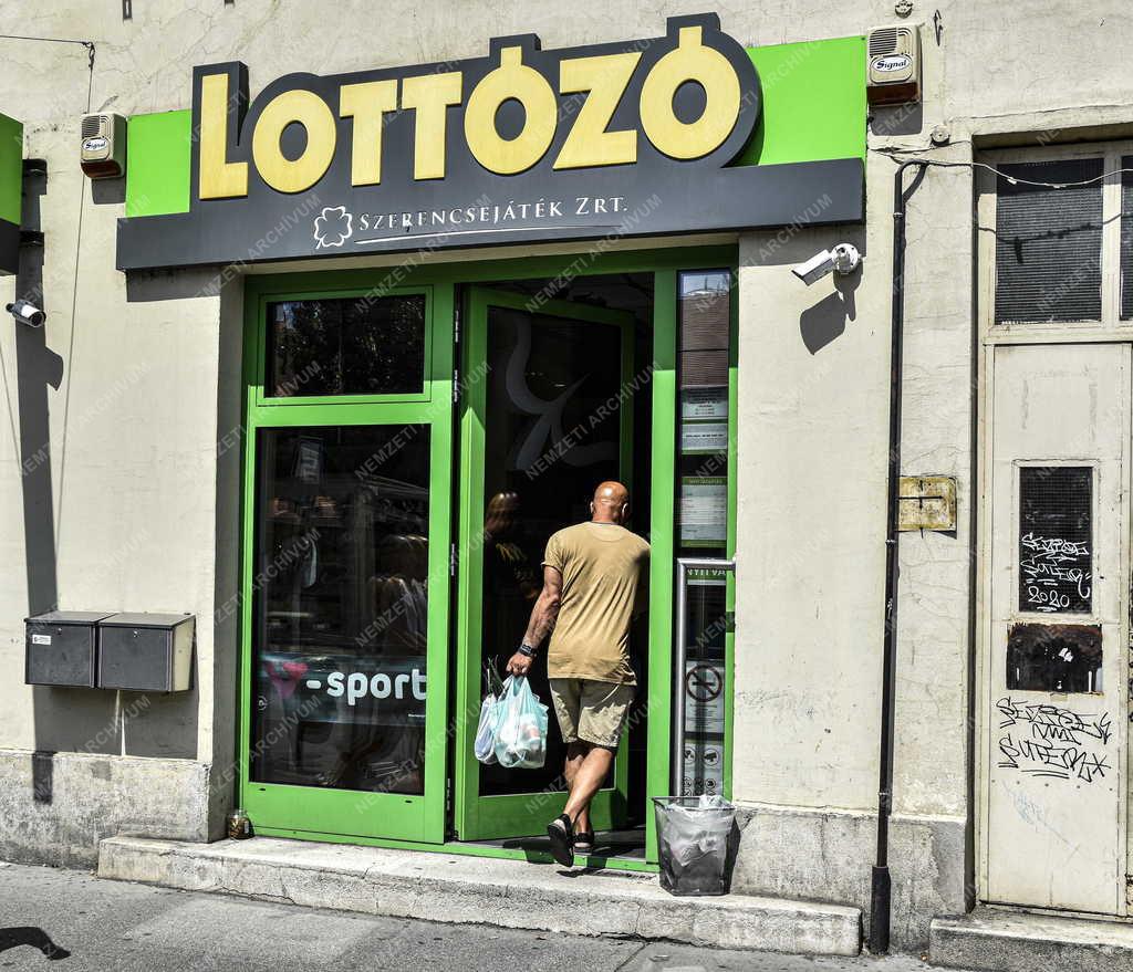 Szerencsejáték - Budapest - Lottózó a Bosnyák téren