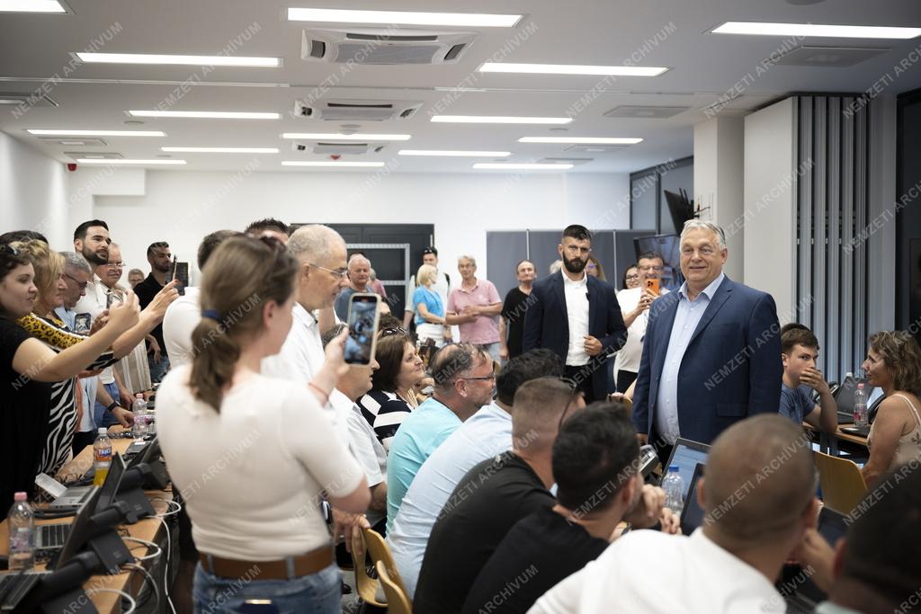 Voks 24 - Orbán Viktor országjáró kampánykörútja