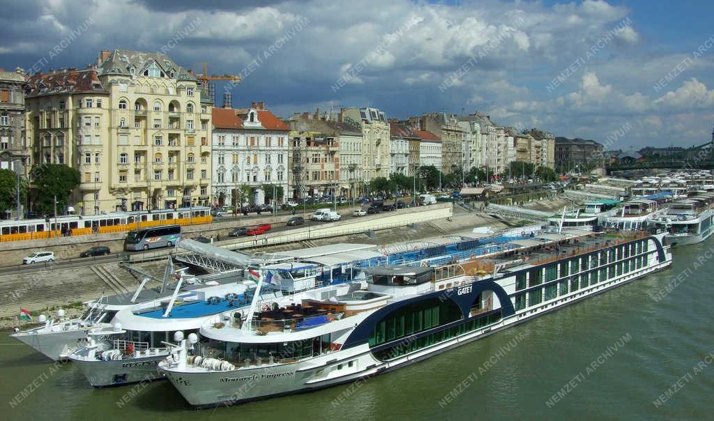 Idegenforgalom - Budapest - Külföldi üdülőhajók a fővárosban