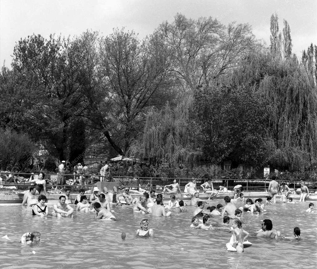 Turizmus – Ez már a közelgő nyár – Strandolók Egerben