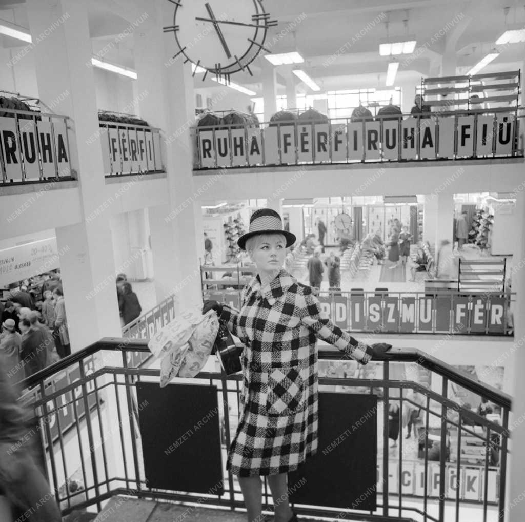 Kereskedelem - Forgalom a Divatcsarnokban