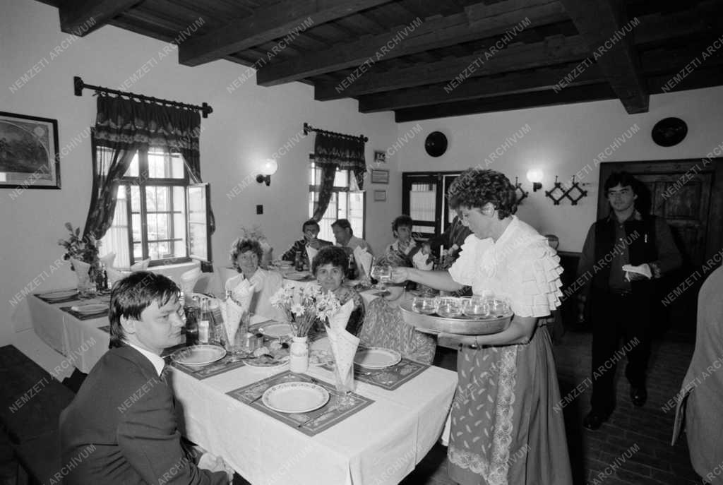 Vendéglátás - Megnyílt a Kadarcsi csárda