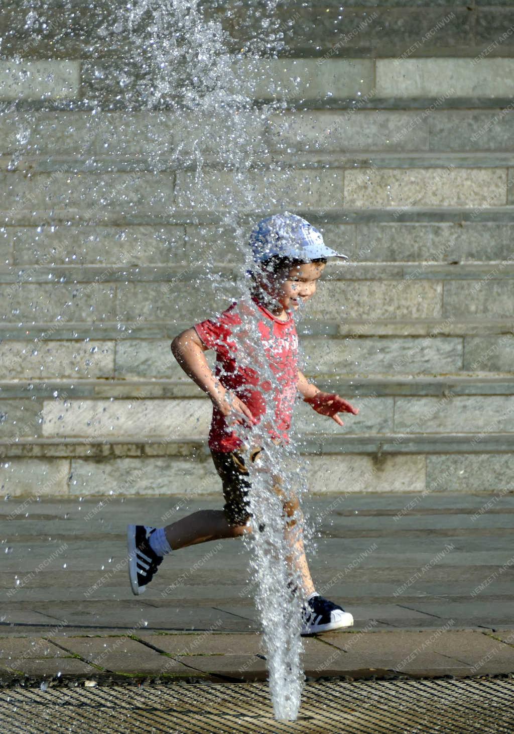 Időjárás - Budapest - Kánikulában szökőkútnál 