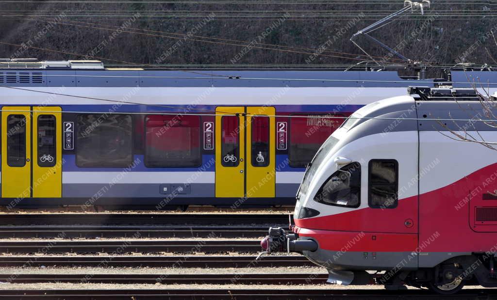 Közlekedés - Budapest - Vonatok a Déli pályaudvar rendezőterén