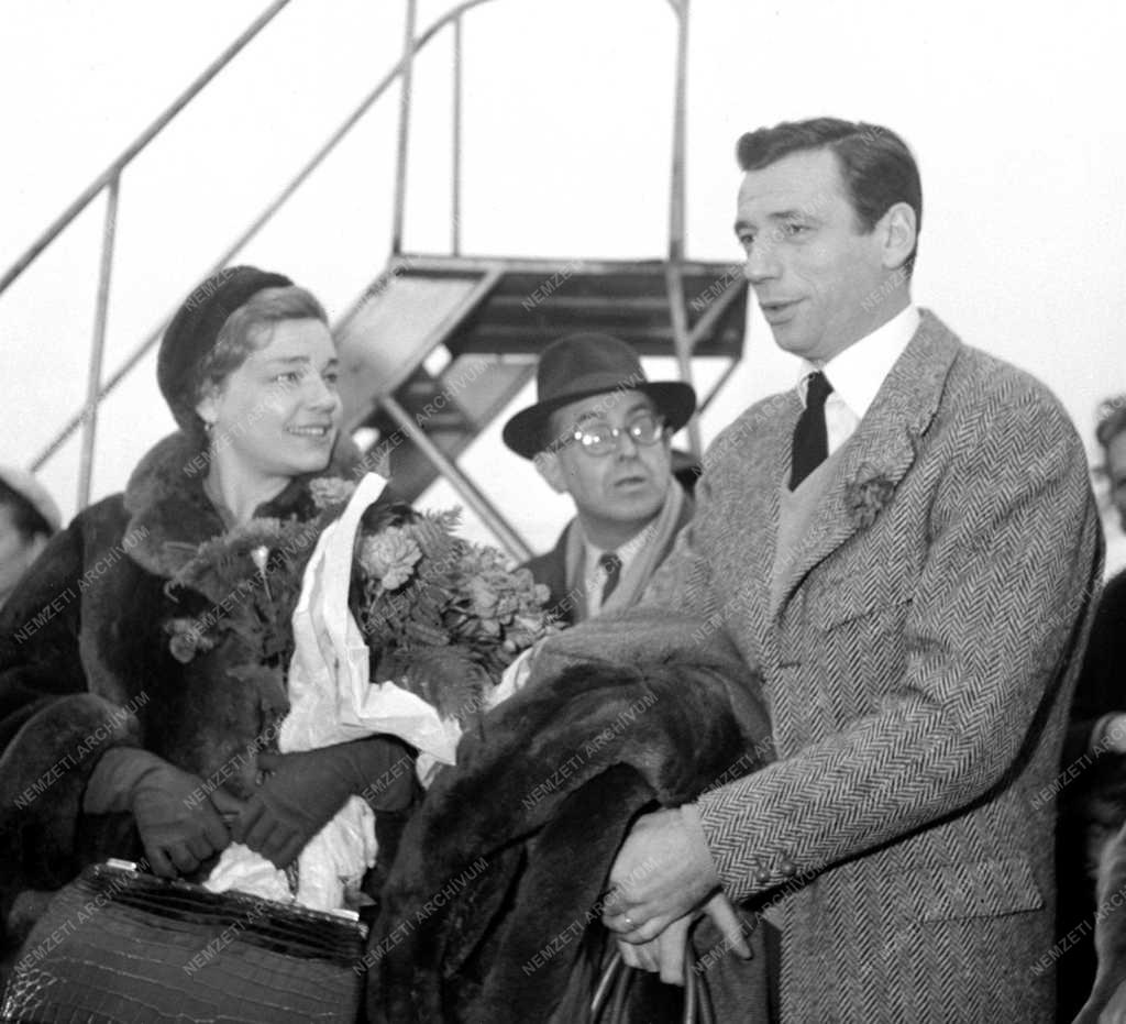 Yves Montand és felesége megérkezik a Ferihegyi repülőtérre