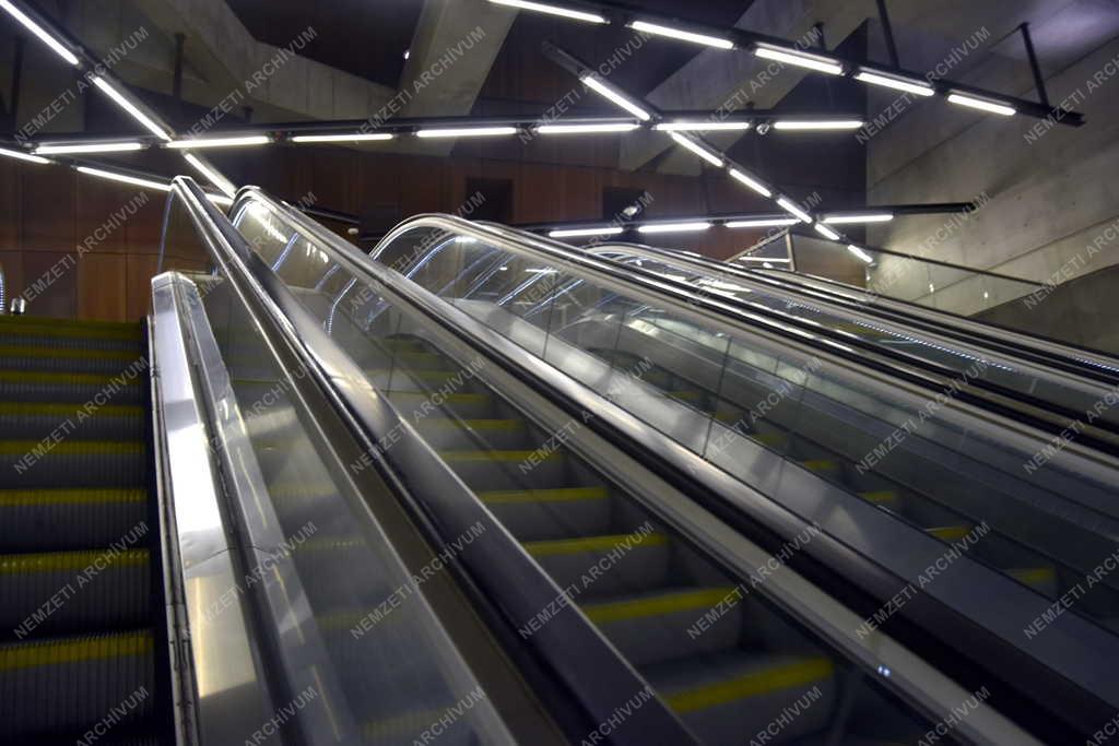 Közlekedés - M4-es metró - Szent Gellért tér – Műegyetem állomás