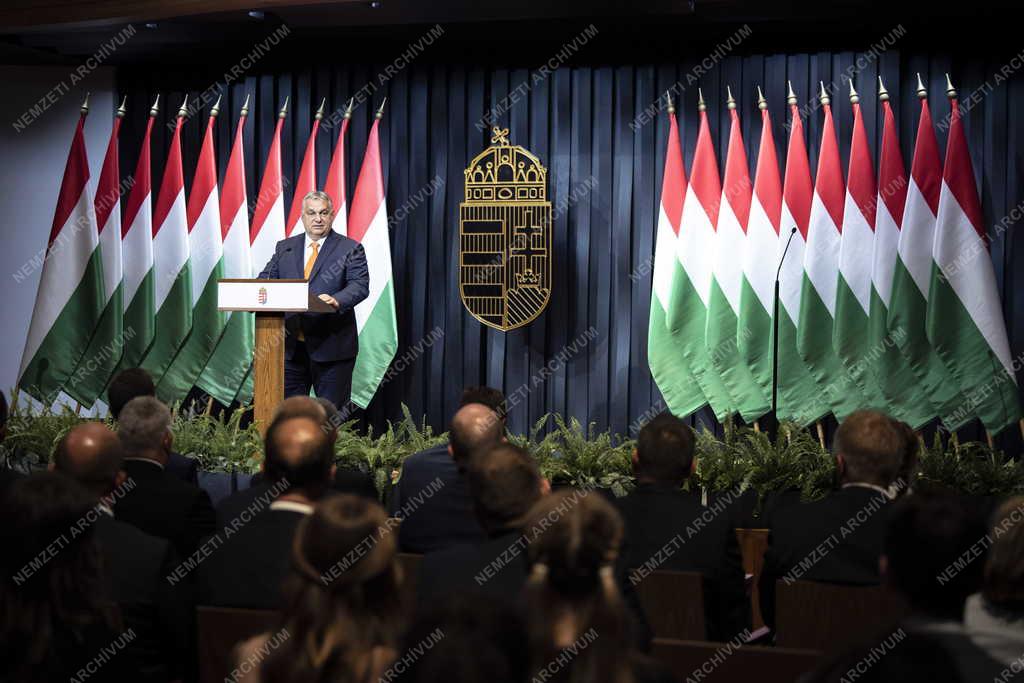 Átadta a kinevezési okiratot a fővárosi és a megyei kormánymegbízottaknak Orbán Viktor