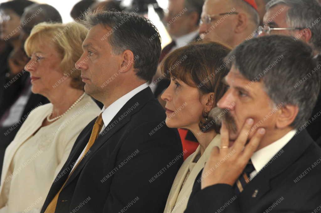 Új államfő - Schmitt Pál hivatalba lépése