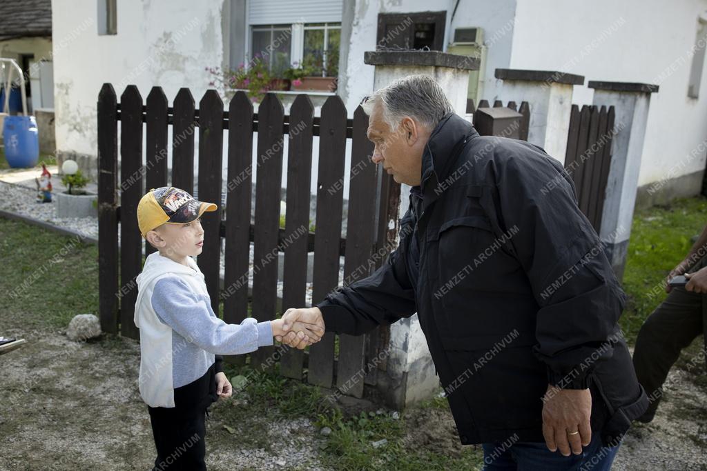 Árvíz - Orbán Viktor ellenőrzést tartott Neszmélyben és Komáromban