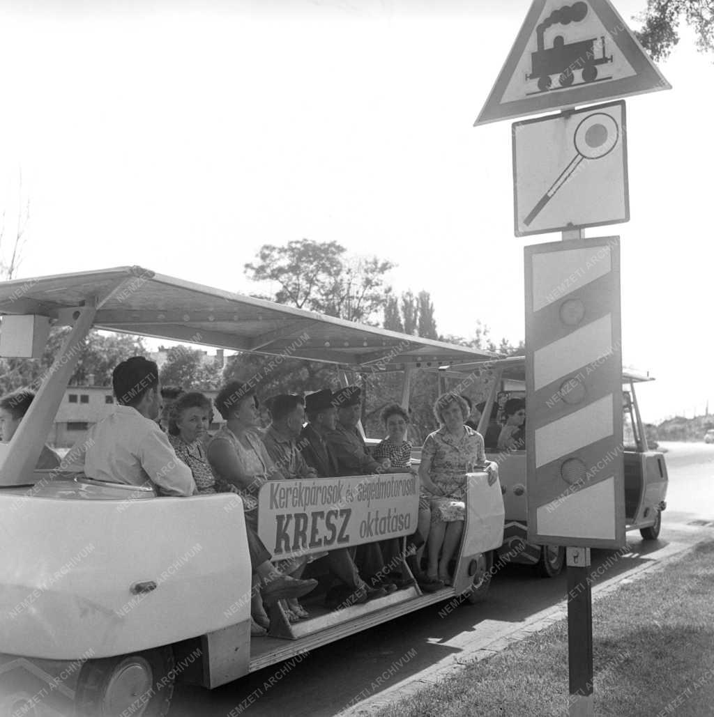 Oktatás - Mikrobuszos városnézéssel oktatják a KRESZT Székesfehérváron