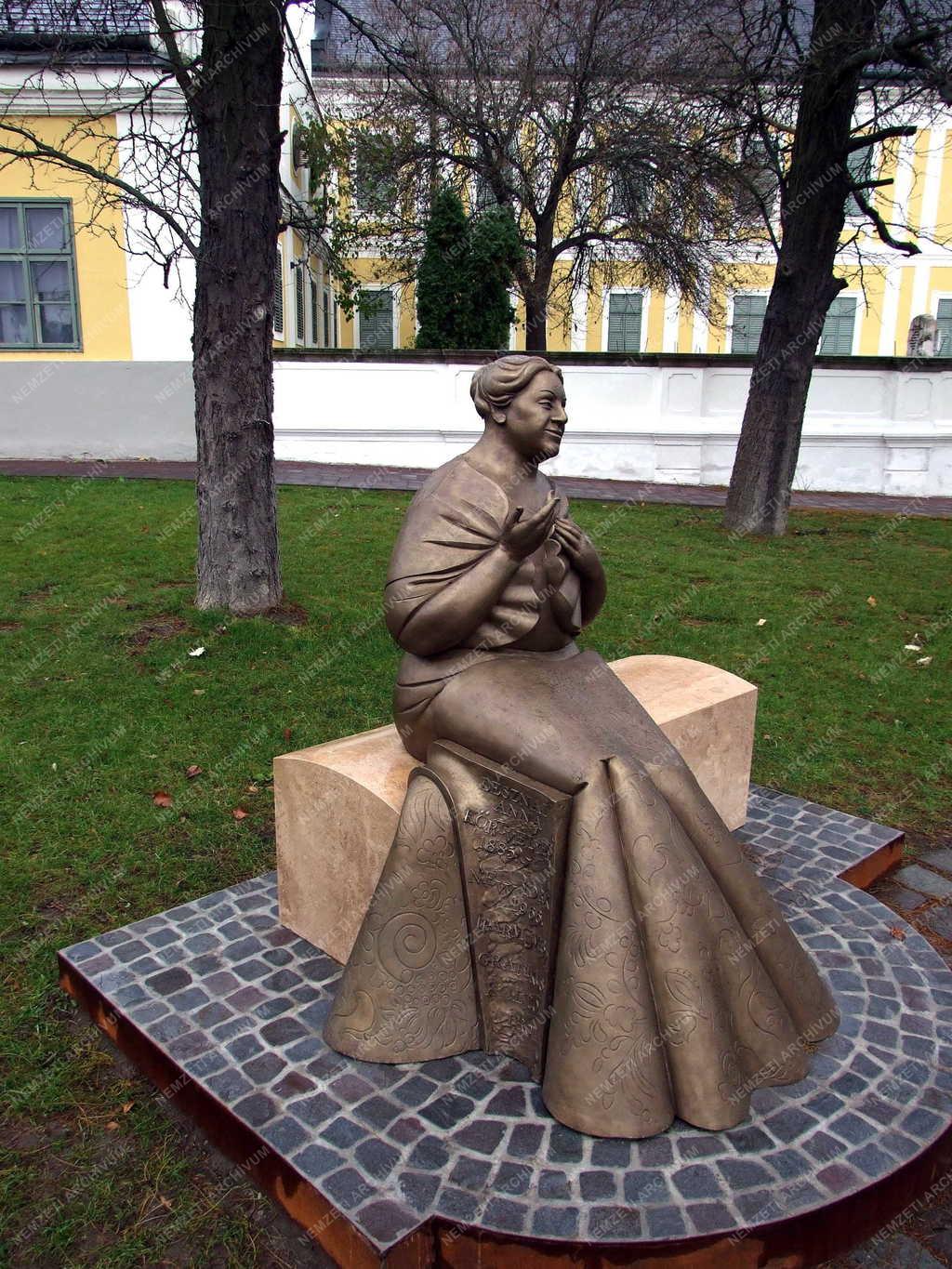 Városkép - Hatvan - Lesznai Anna emlékműve