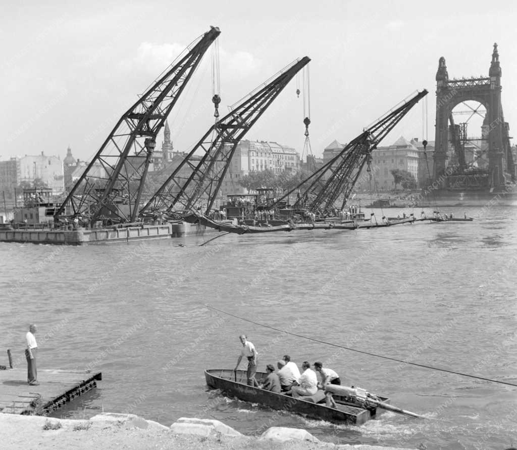 Ipar - Közlekedés - Erzsébet híd roncsainak kiemelése 