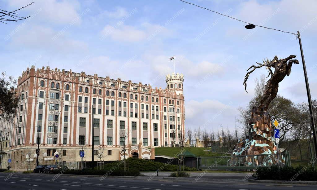 Városkép - Budapest - Csodaszarvas a Pénzmúzeum kertjében