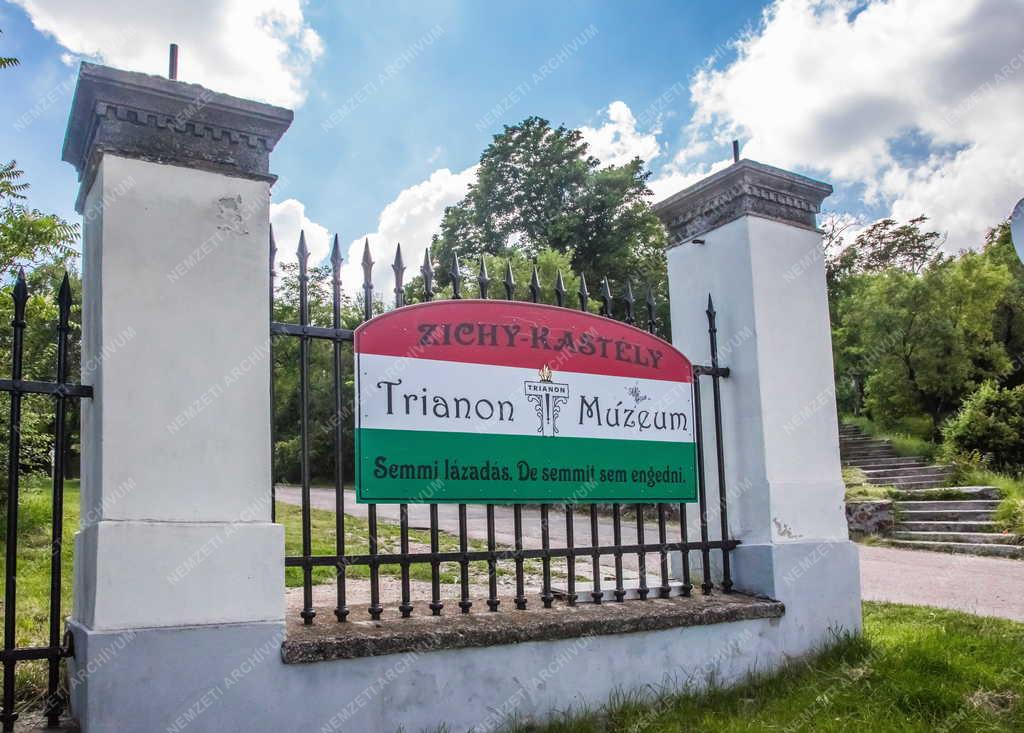 Tárgy - Várpalota - A Trianon Múzeum névtáblája