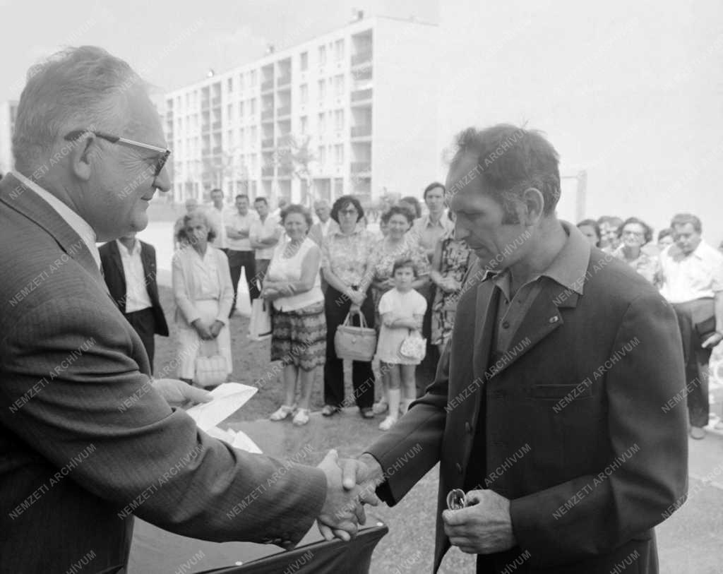 Belpolitika - Az ötezredik OTP-munkáslakás átadása