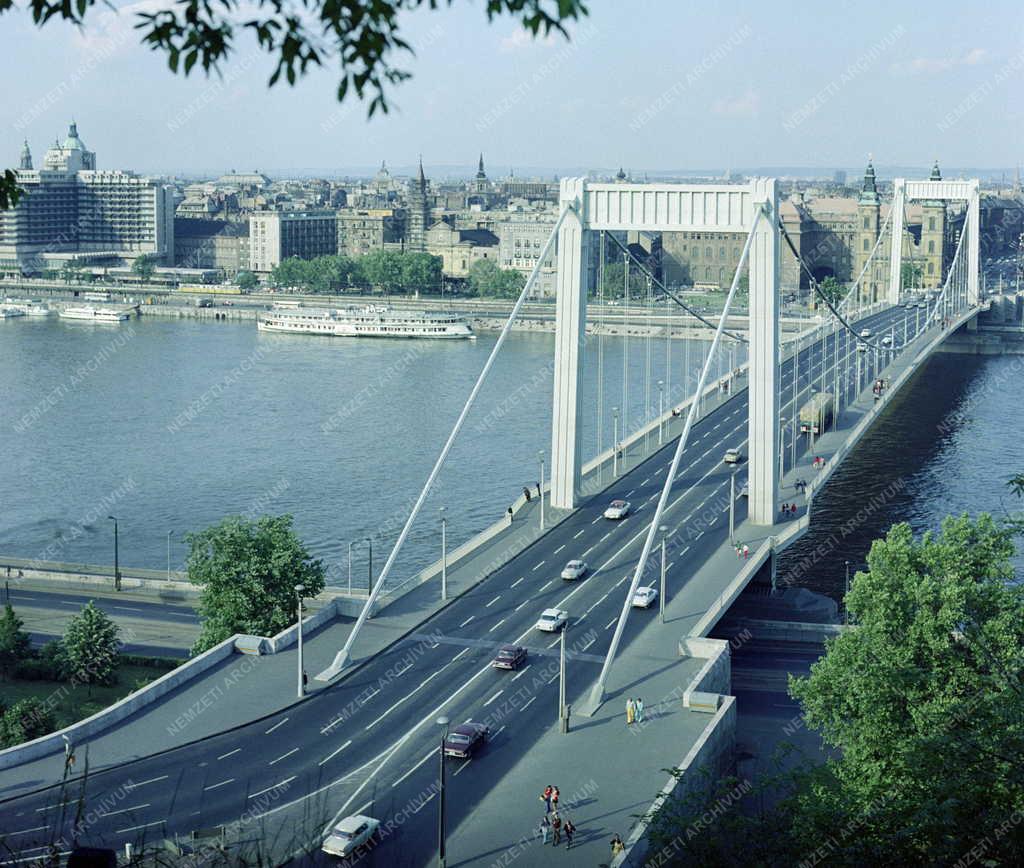 Városkép - Az Erzsébet híd látképe a Gellért-hegyről