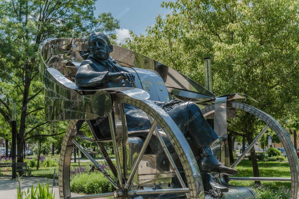 Városkép - Nyíregyháza - Hazatérés - Krúdy Gyula szobor