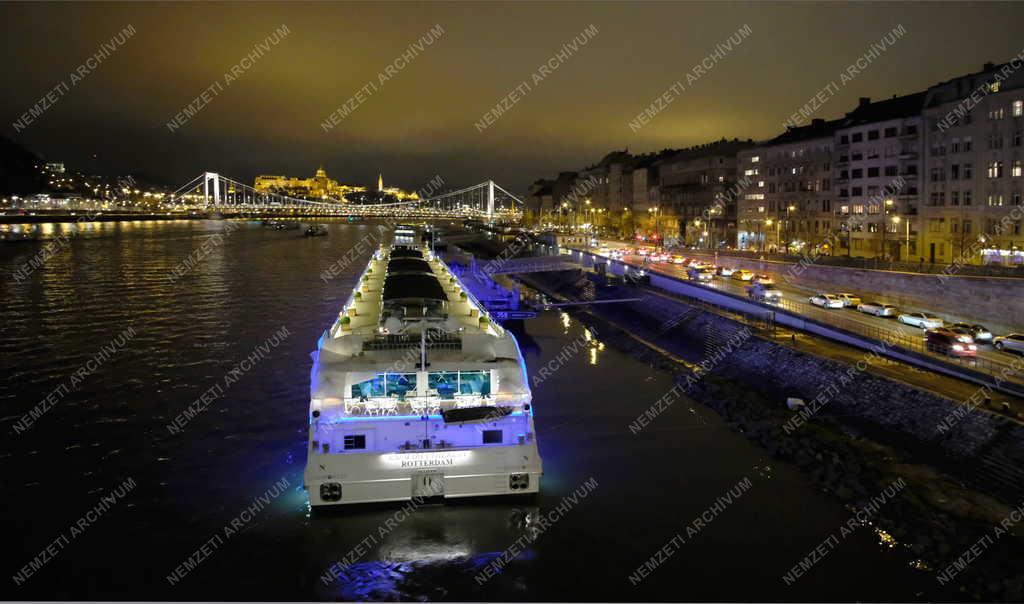Városkép - Budapest - Szállodahajó a Dunán