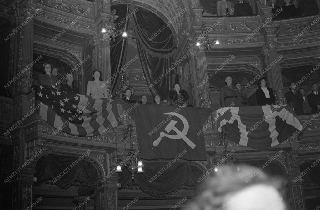 A FELSZAB. ÉVF. Operai ünneps.
