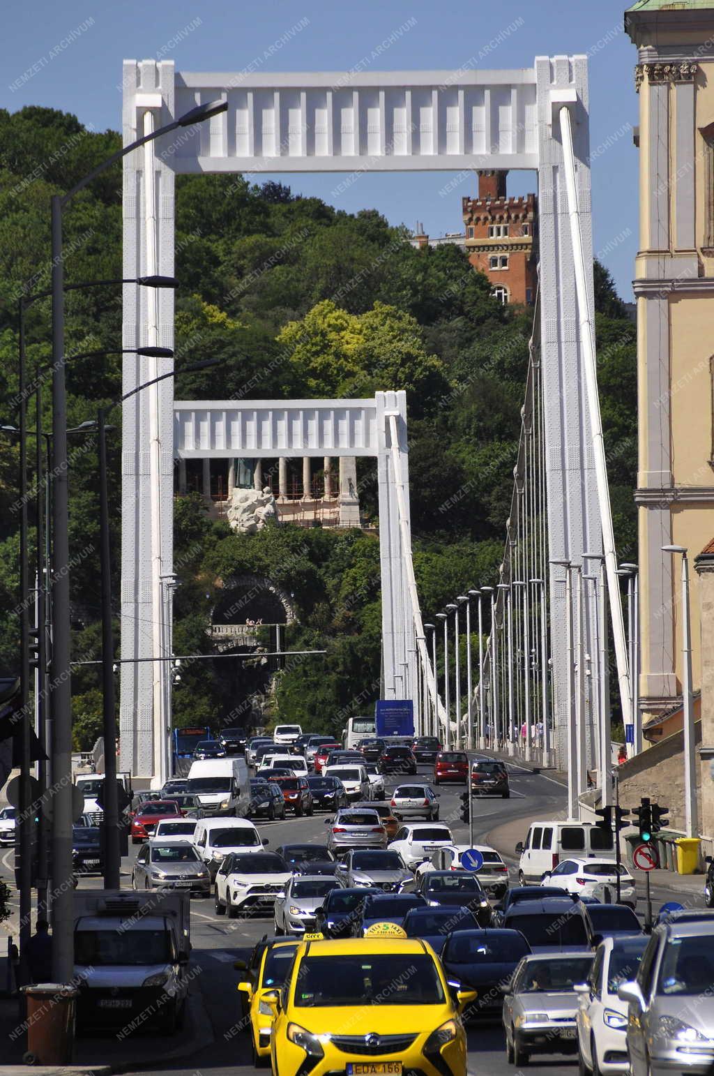 Közlekedés - Budapest - Csúcsforgalom az Erzsébet hídon