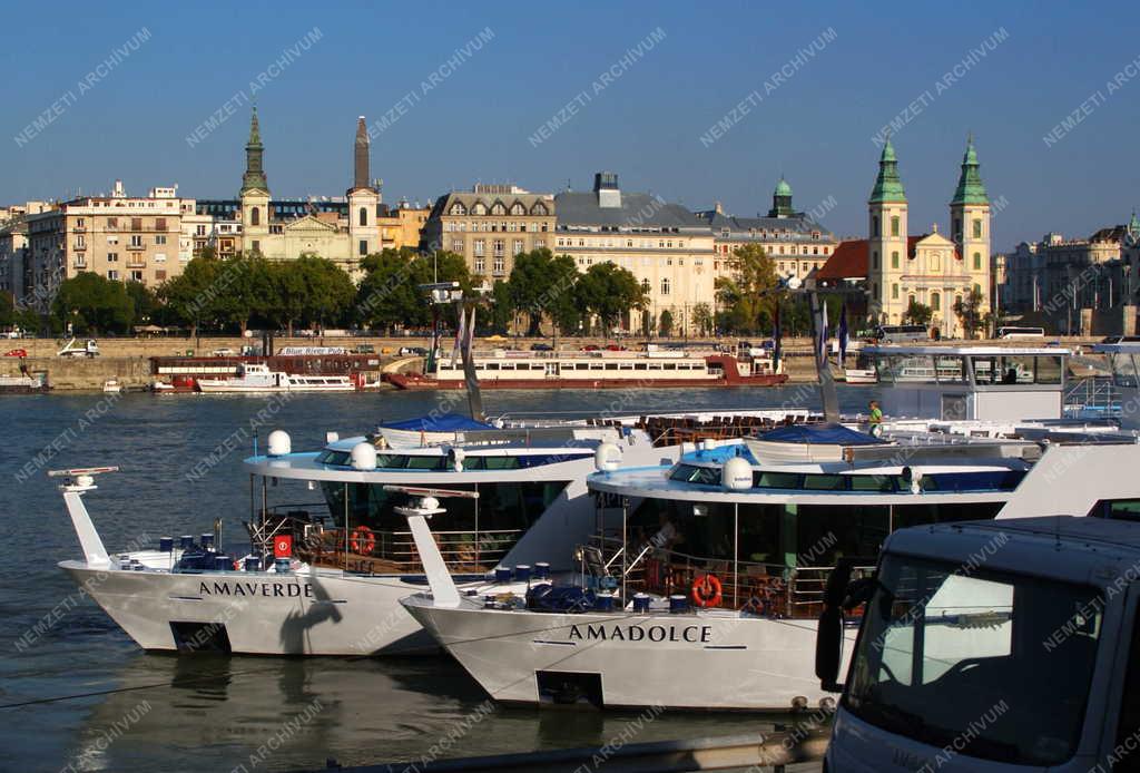 Budapest -  Szállodahajók - Belvárosi Főplébánia templom 