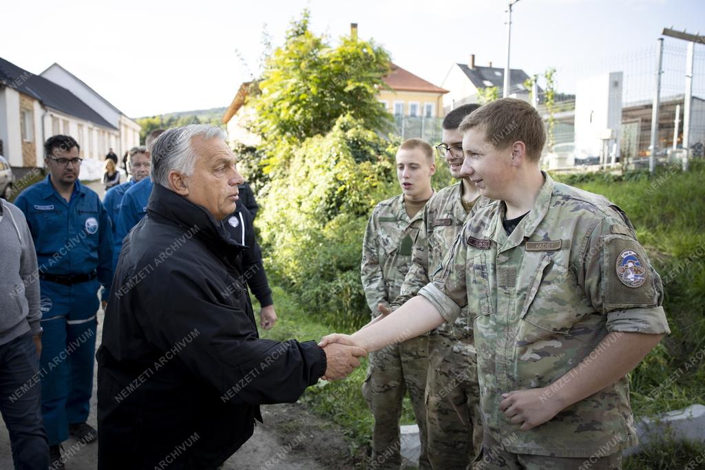 Árvíz - Orbán Viktor ellenőrzést tartott Dunaalmáson