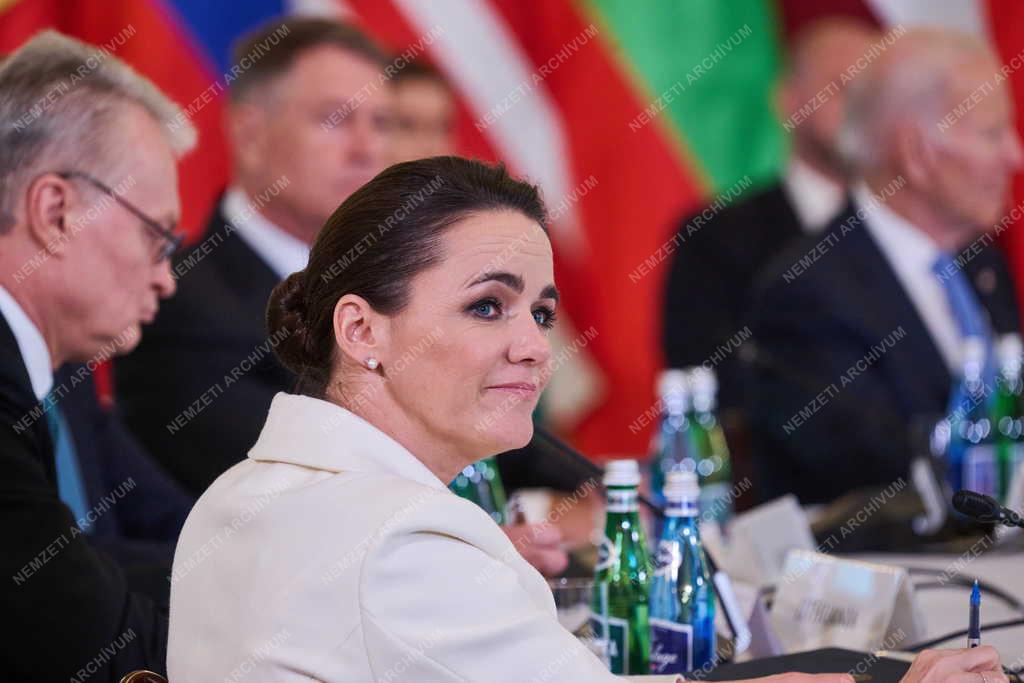 A Bukaresti Kilencek csúcstalálkozója Varsóban