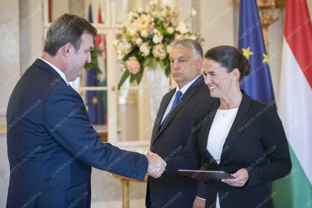 Átvették kinevezési okmányukat az új kormány miniszterei 