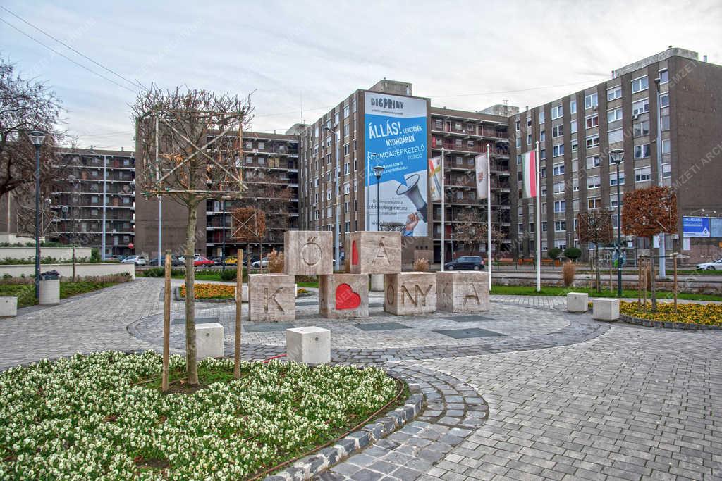  Városkép - Budapest - KŐBÁNYA betűivel díszített térplasztika