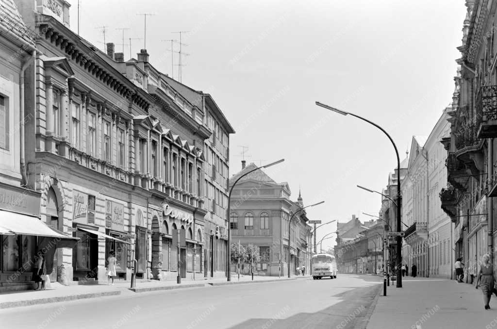 Városkép-életkép - Május 1. utcai részlet