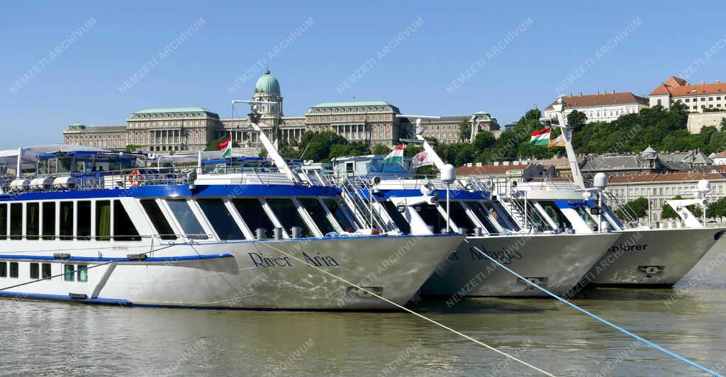 Városkép - Budapest - Külföldi hotelhajók a Dunán