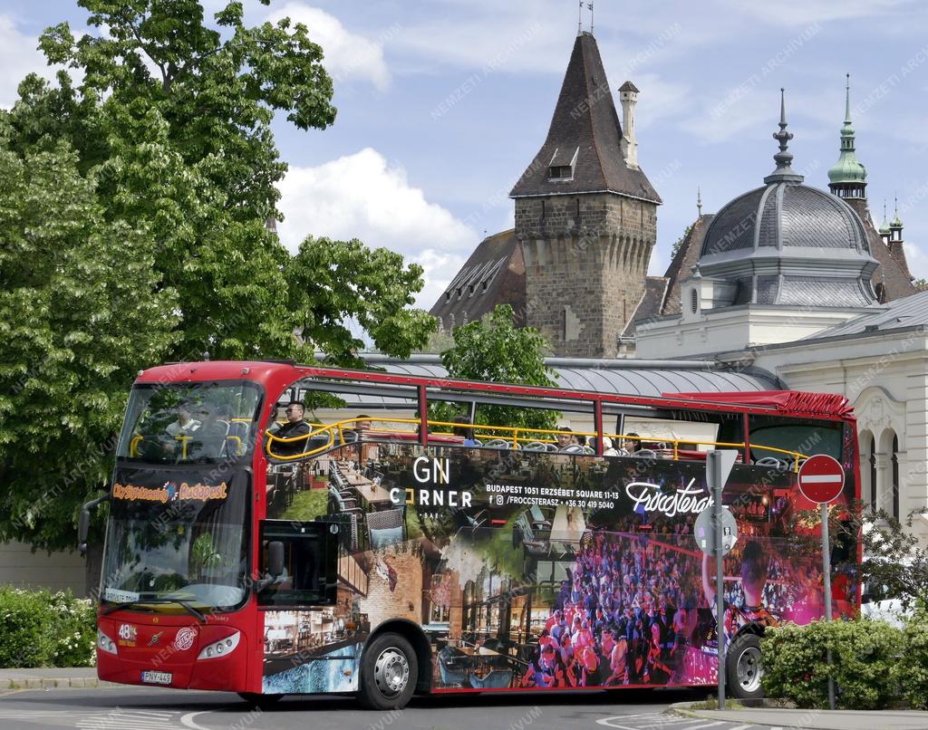 Idegenforgalom - Közlekedés - Hop on Hop off városnéző busz