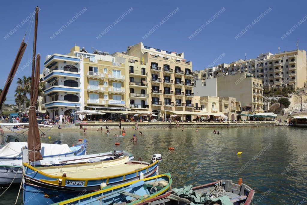 Idegenforgalom - Xlendi - Fürdőző turisták 