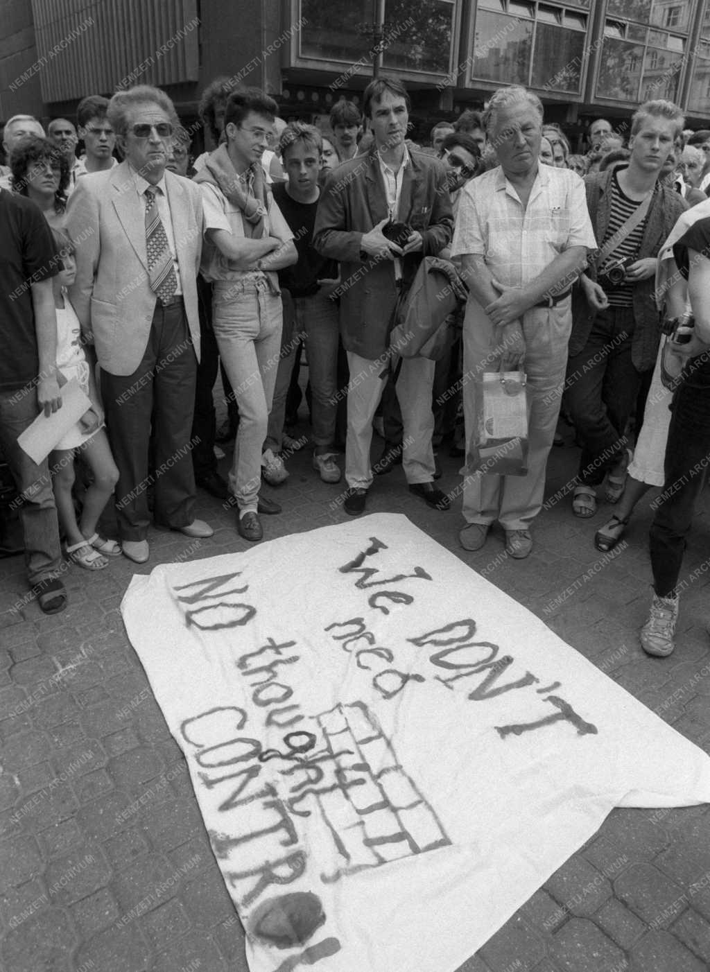 Demonstráció - Békés tüntetés a berlini fal lebontásáért