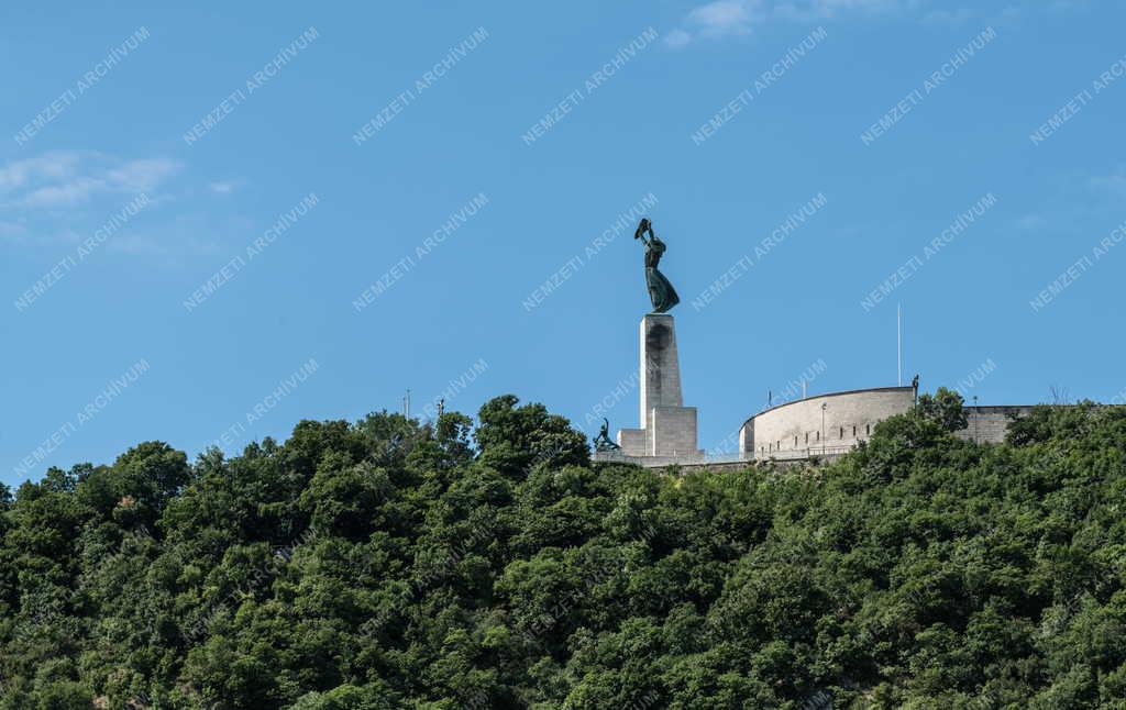 Városkép - Budapest - Szabadság-szobor és a Citadella